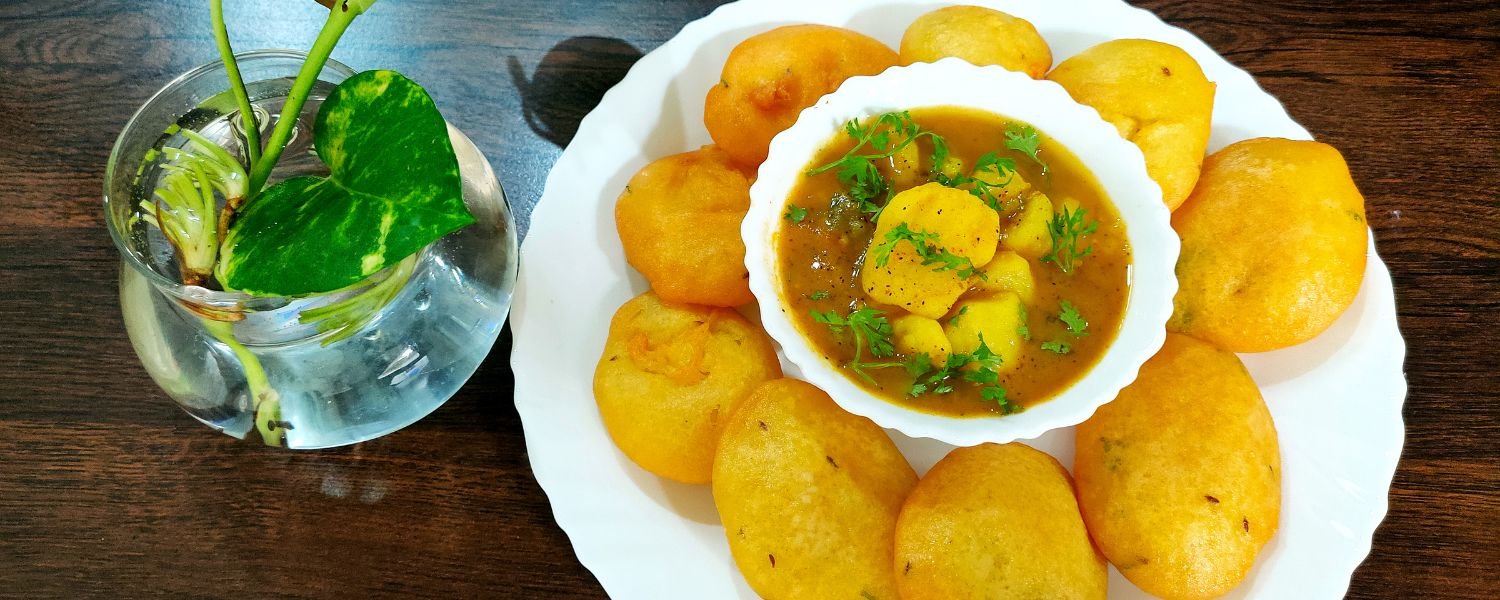 Crispy Dhuska Delight: A golden-fried Bihari delicacy served with tangy chutney