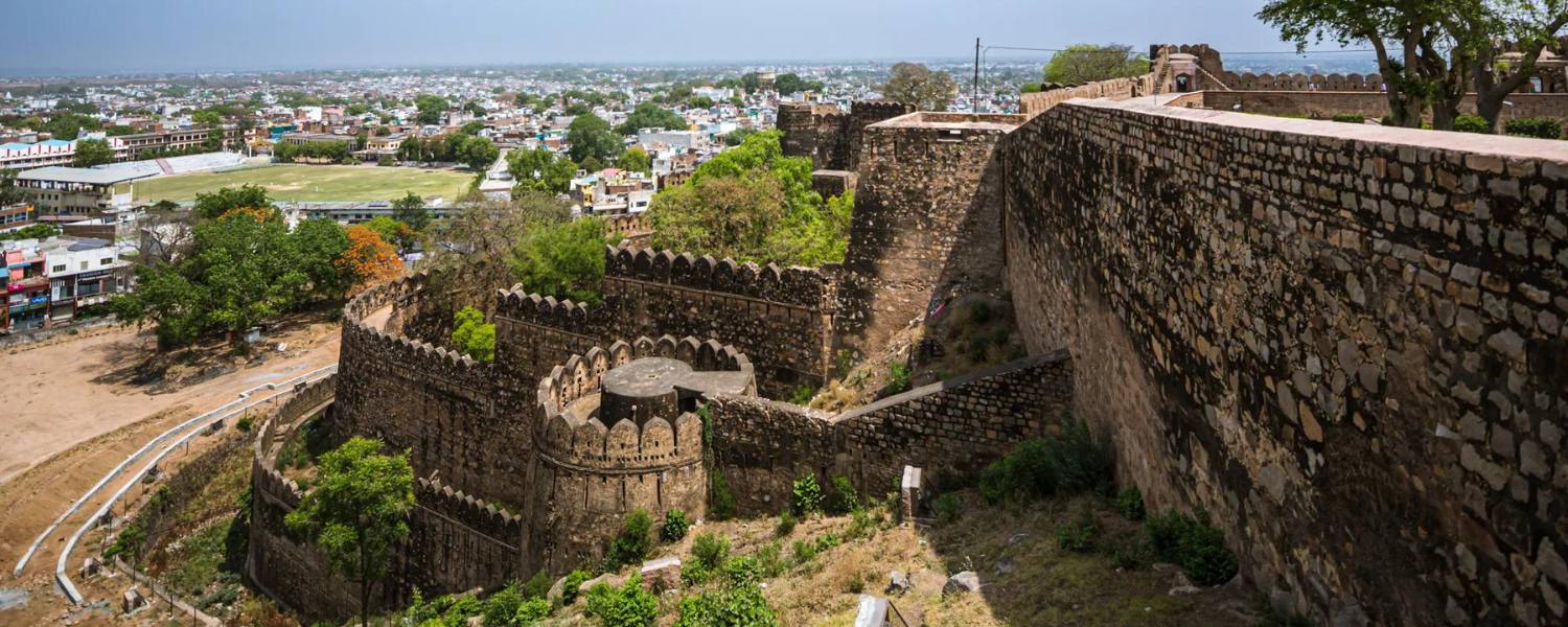 Jhansi, fortified by Heat