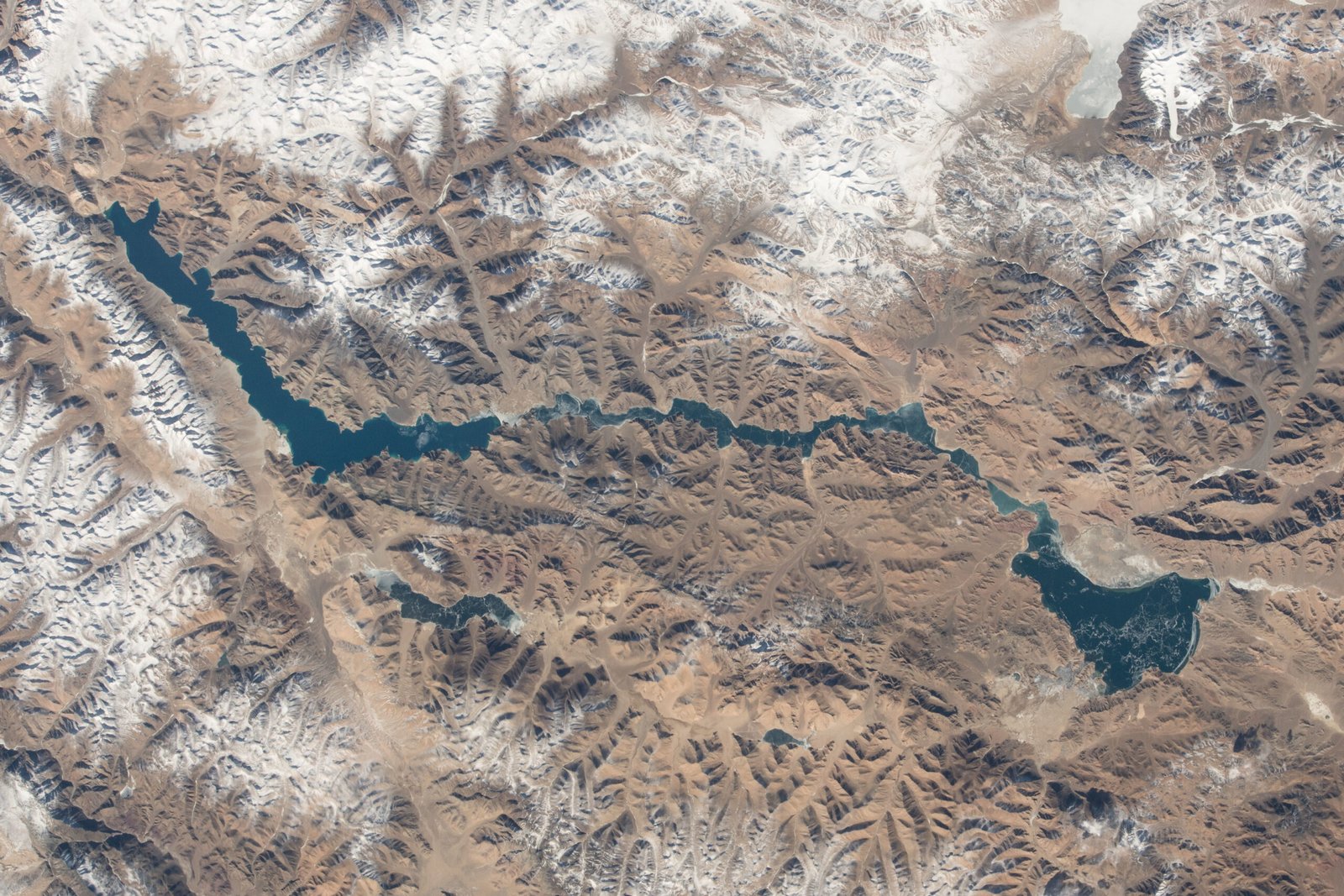 Geography of giant lake 